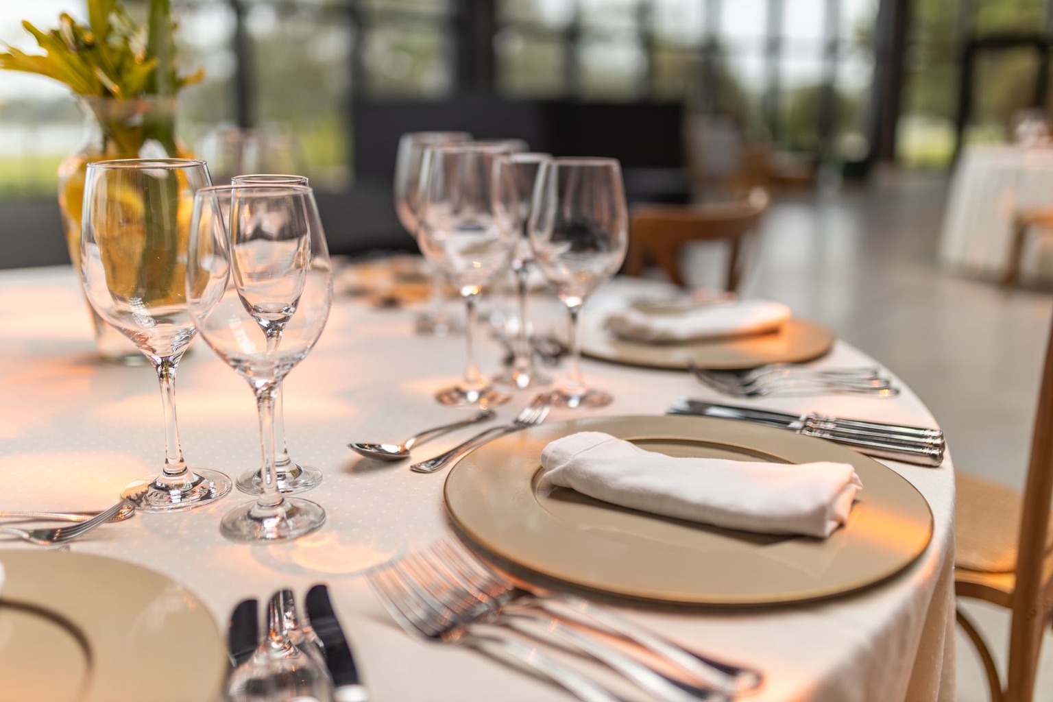 Preparação de entradas e aperitivos — Técnicas de apresentação: do prato à mesa com impacto visual Preparação de entradas e aperitivos — Técnicas de apresentação: do prato à mesa com impacto visual