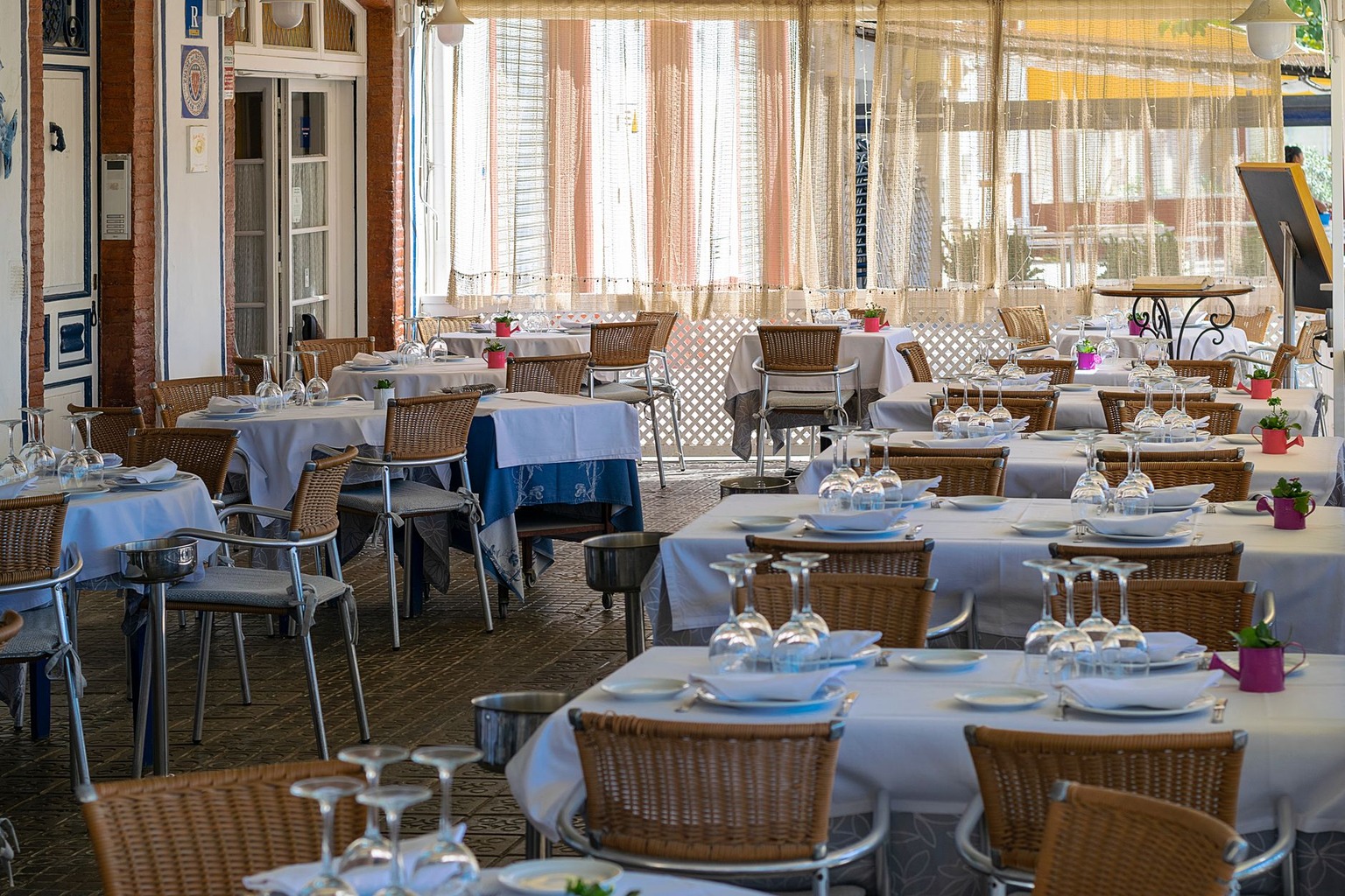 Preparação de entradas e aperitivos — Logística de serviço: da cozinha à mesa sem erros Preparação de entradas e aperitivos — Logística de serviço: da cozinha à mesa sem erros