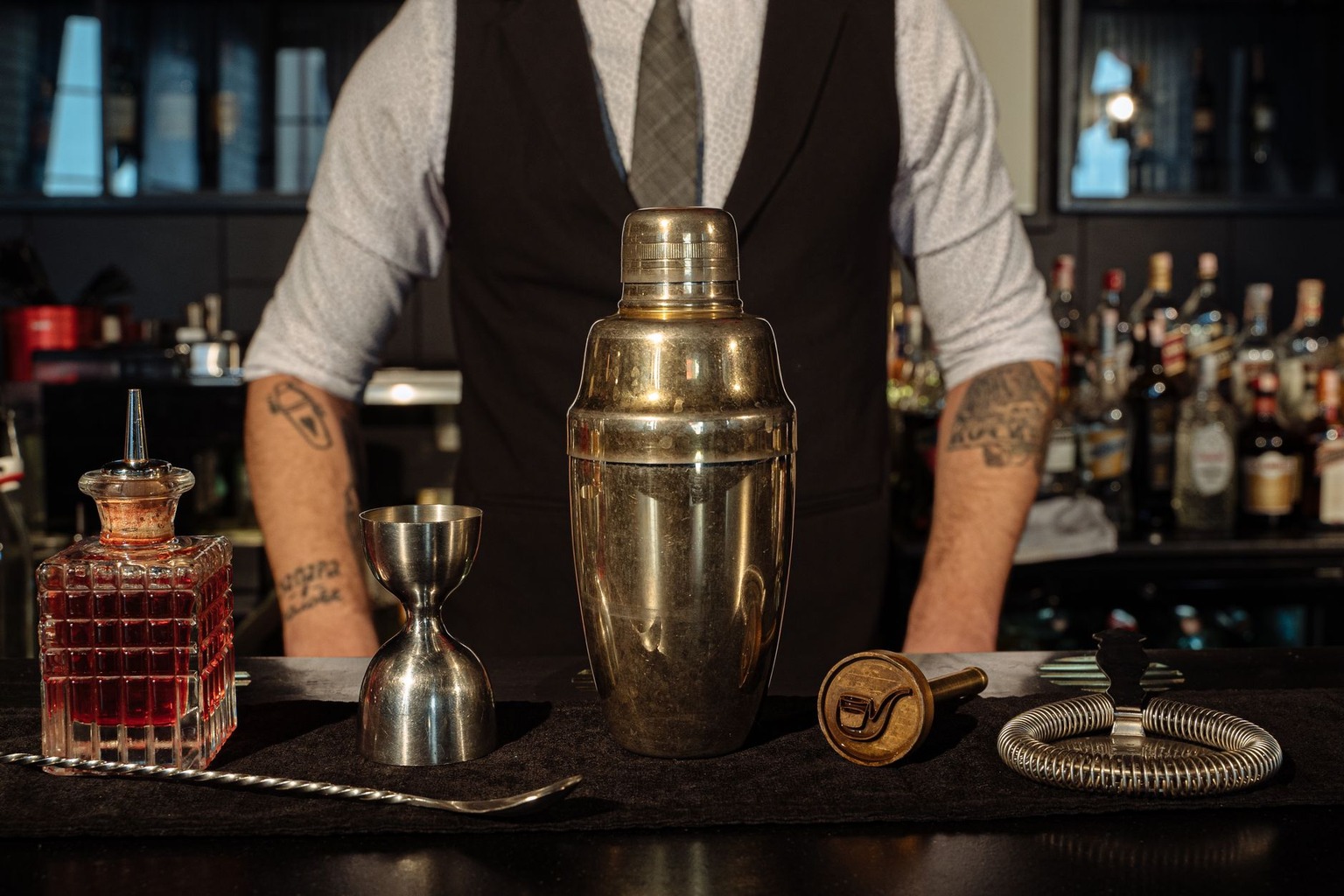 Serviço de bebidas e coquetéis sofisticados — A Logística de Atendimento e a Dinâmica do Balcão Serviço de bebidas e coquetéis sofisticados — A Logística de Atendimento e a Dinâmica do Balcão